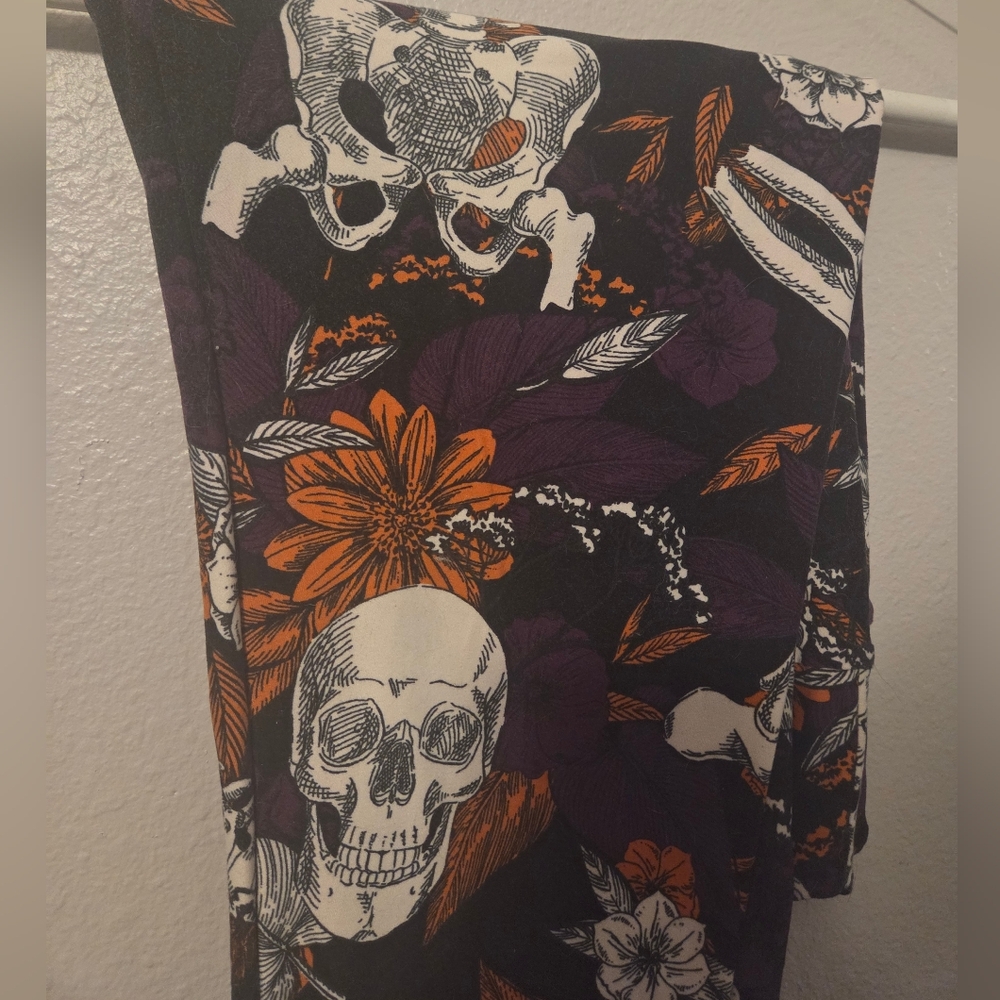 LuLaRoe Bones And Flowers Halloween Leggings
